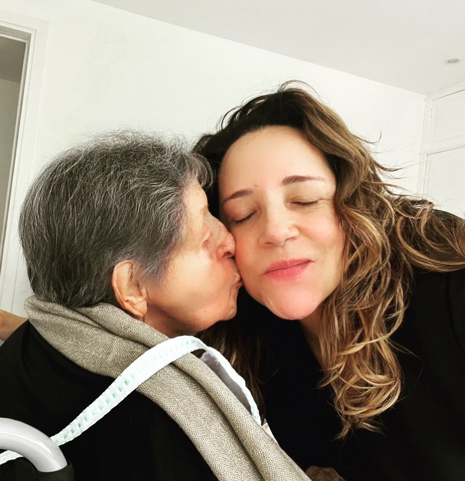Ana Carolina chora a morte da mãe