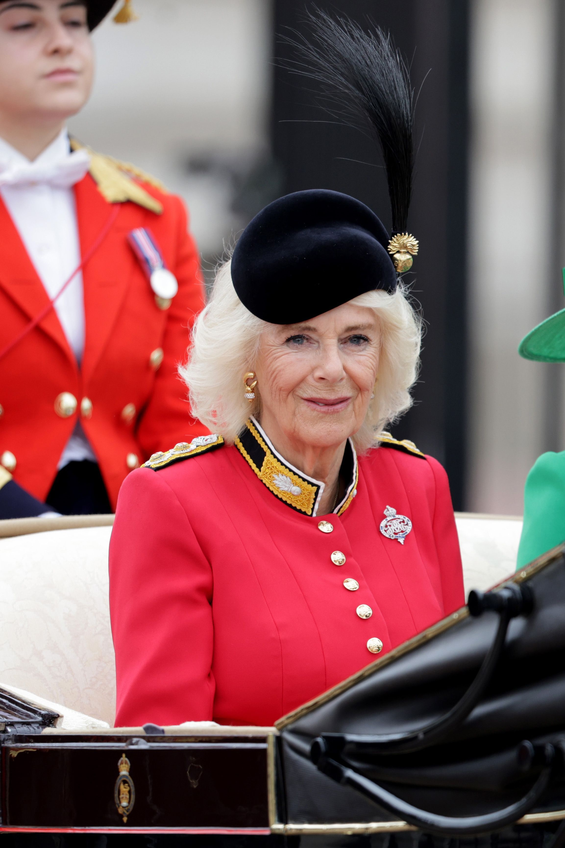 O estilo militar da rainha Camilla que deu nas vistas