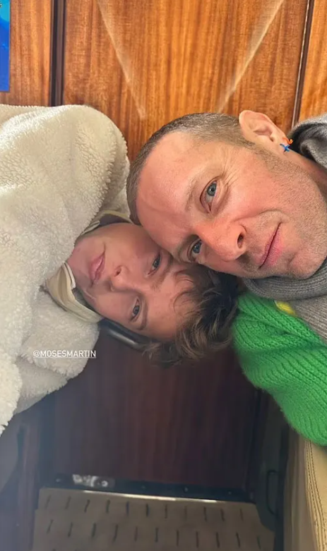 Chris Martin com o filho, Moses
