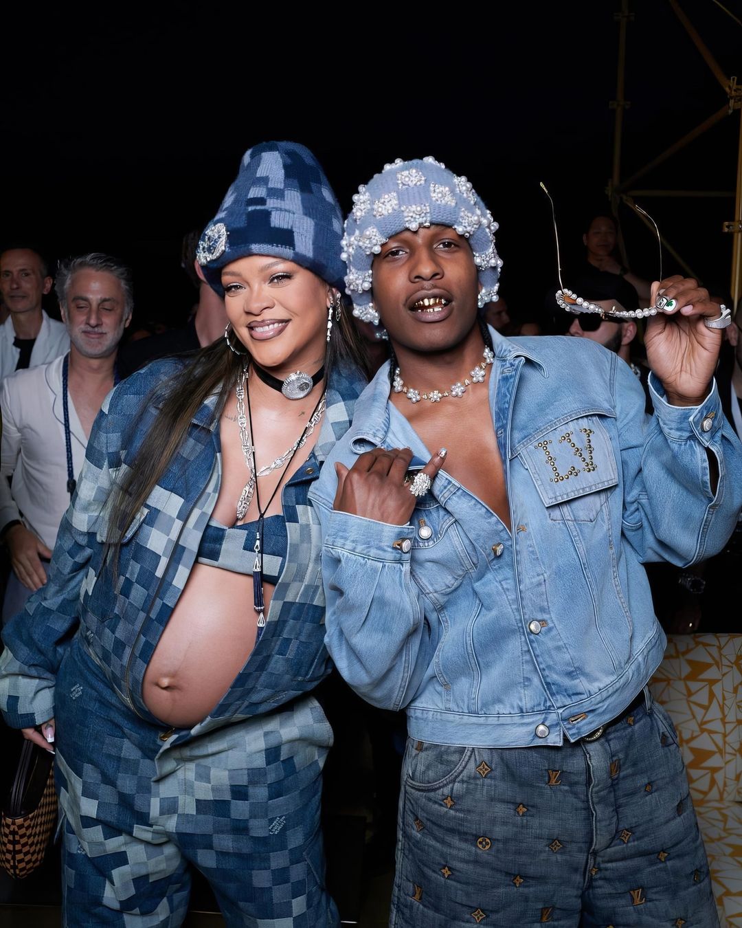 Rihanna surpreende em Paris com joia de 600 mil euros