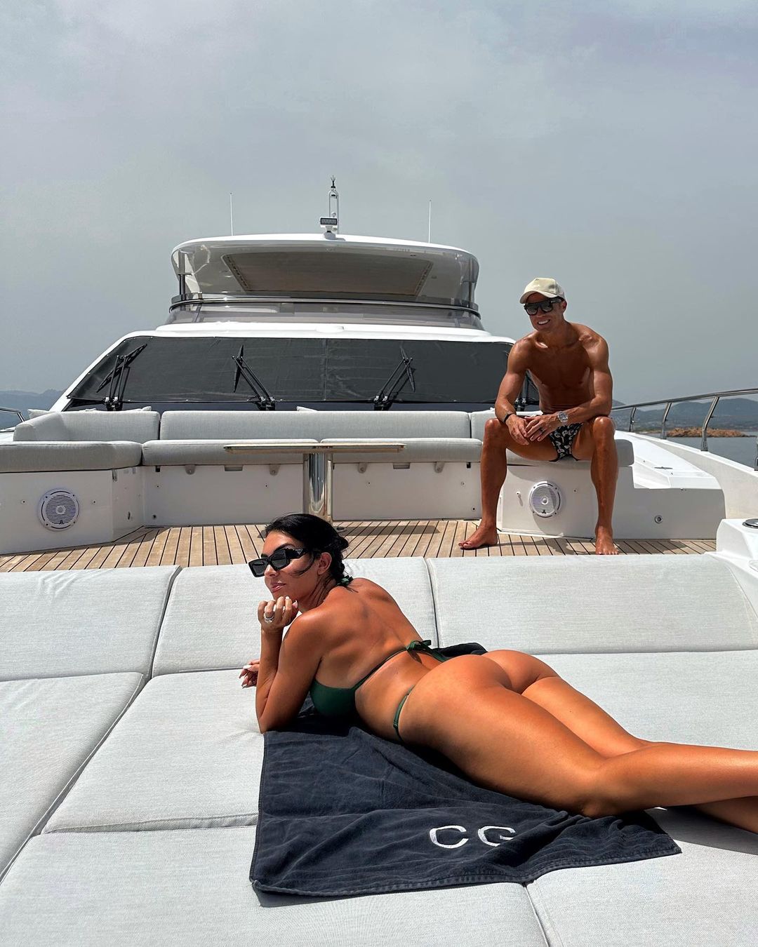 Georgina Rodríguez arrasa em biquíni 