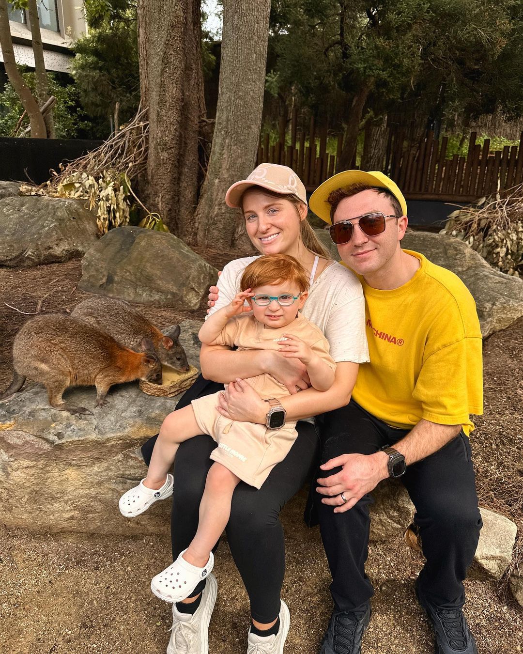 Meghan Trainor com o filho e o marido
