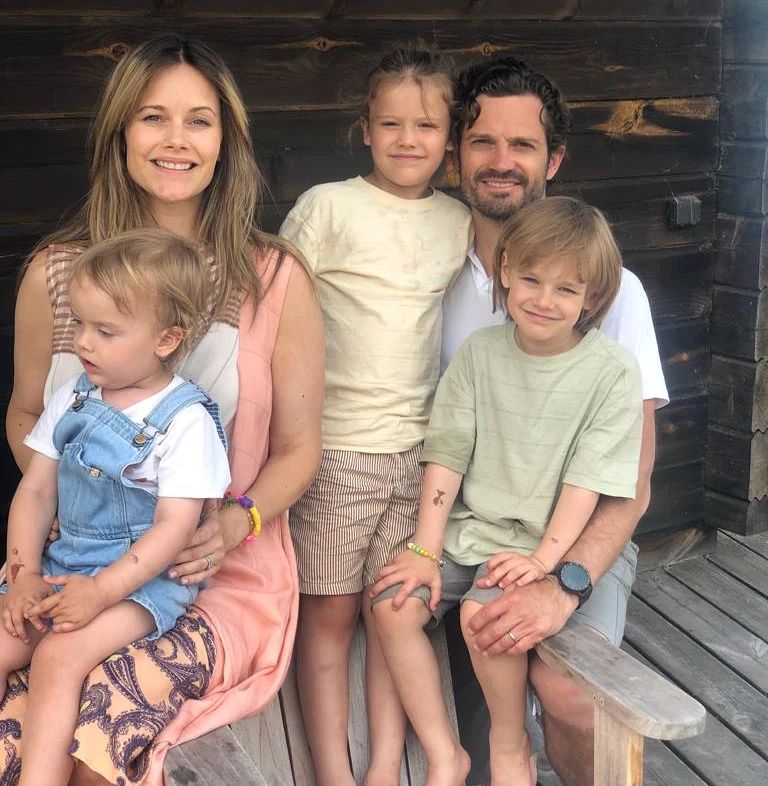 Carl Philip e Sofia da Suécia divulgam nova fotografia de família