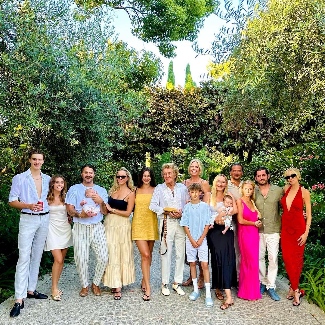 A foto rara de Rod Stewart com sete dos seus oito filhos
