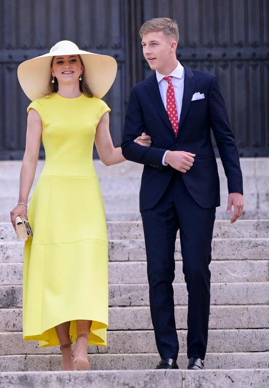 Princesa Elisabeth da Bélgica surpreende num vestido amarelo-canário, capeline e saltos altos 