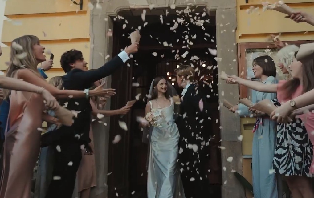 Três vestidos de noiva para o casamento de sonho de Barbara Palvin  