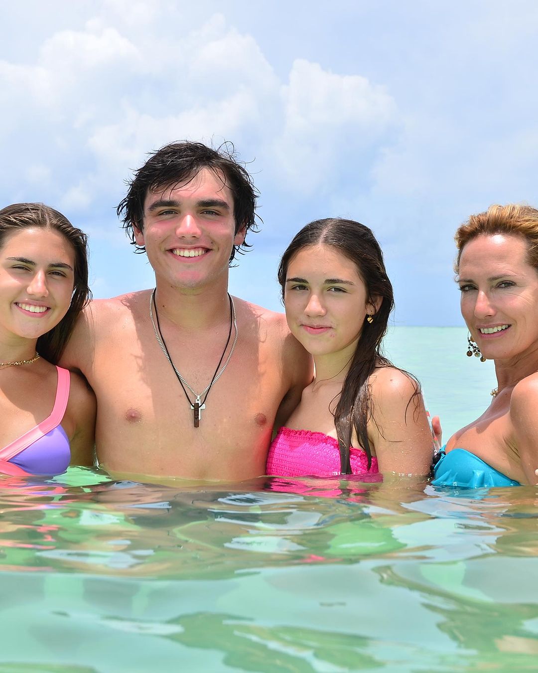 Fernanda Serrano pela primeira vez de férias com os filhos e os pais no estrangeiro