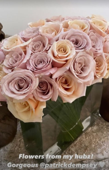 O ramo de flores que o ator ofereceu à mulher