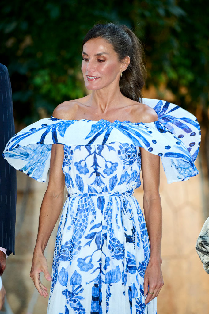 Bronzeada, Letizia estreia novo vestido estampado e com decote Bardot