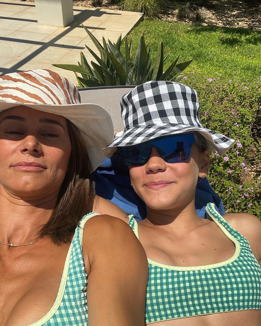 Cláudia Vieira e as filhas vestem-se de igual para um mergulho na piscina