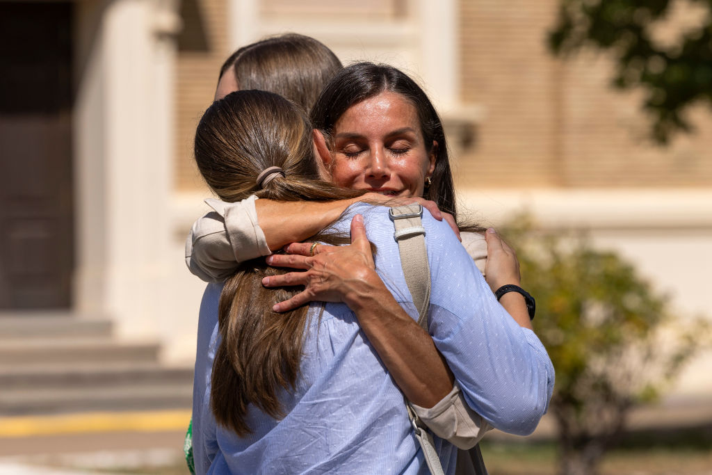 A afetuosa e emocionada despedida entre a princesa Leonor e os pais