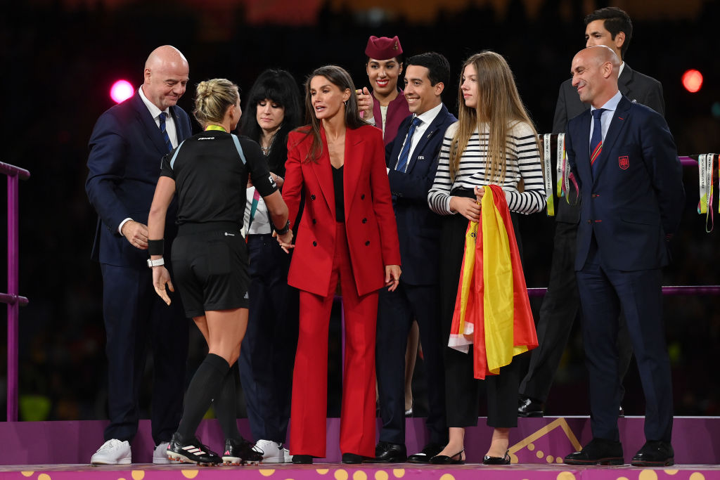 O "look" de Letiza com as cores de Espanha e o visual à marinheiro de Sofia
