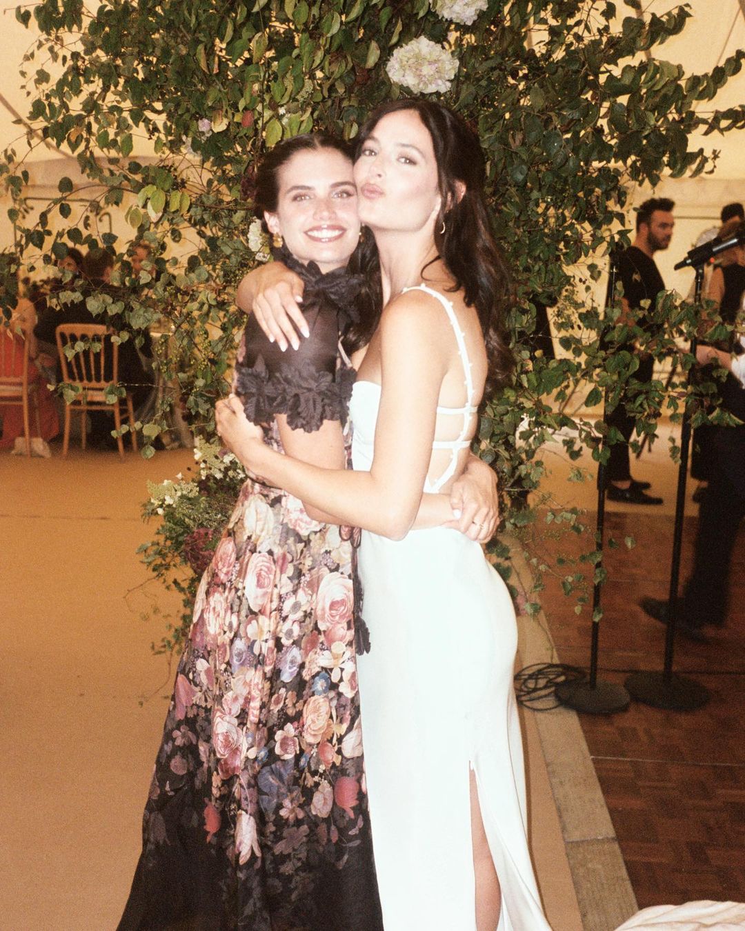 O romântico e espetacular "look" de Sara Sampaio no casamento de uma amiga