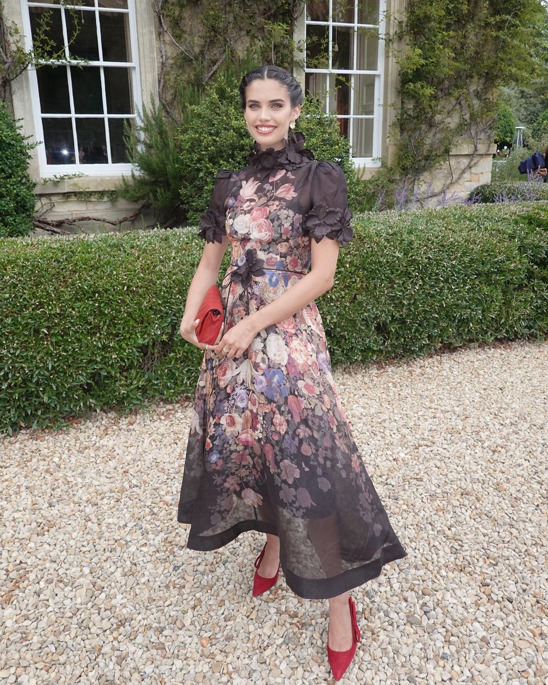 O romântico e espetacular "look" de Sara Sampaio no casamento de uma amiga