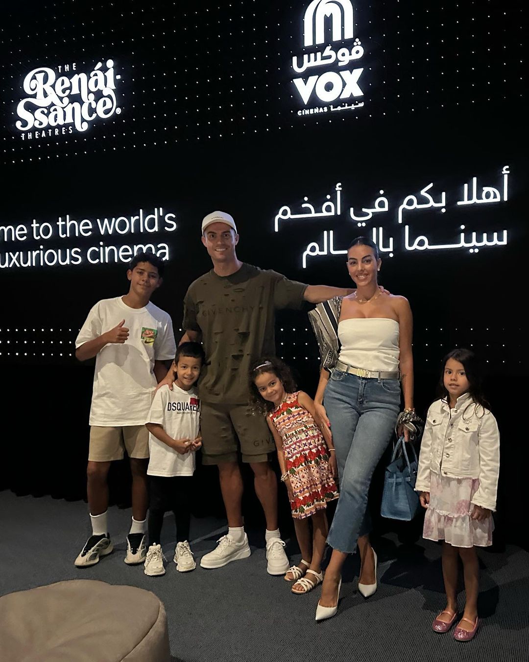Georgina e a família desfrutam de uma tarde de compras
