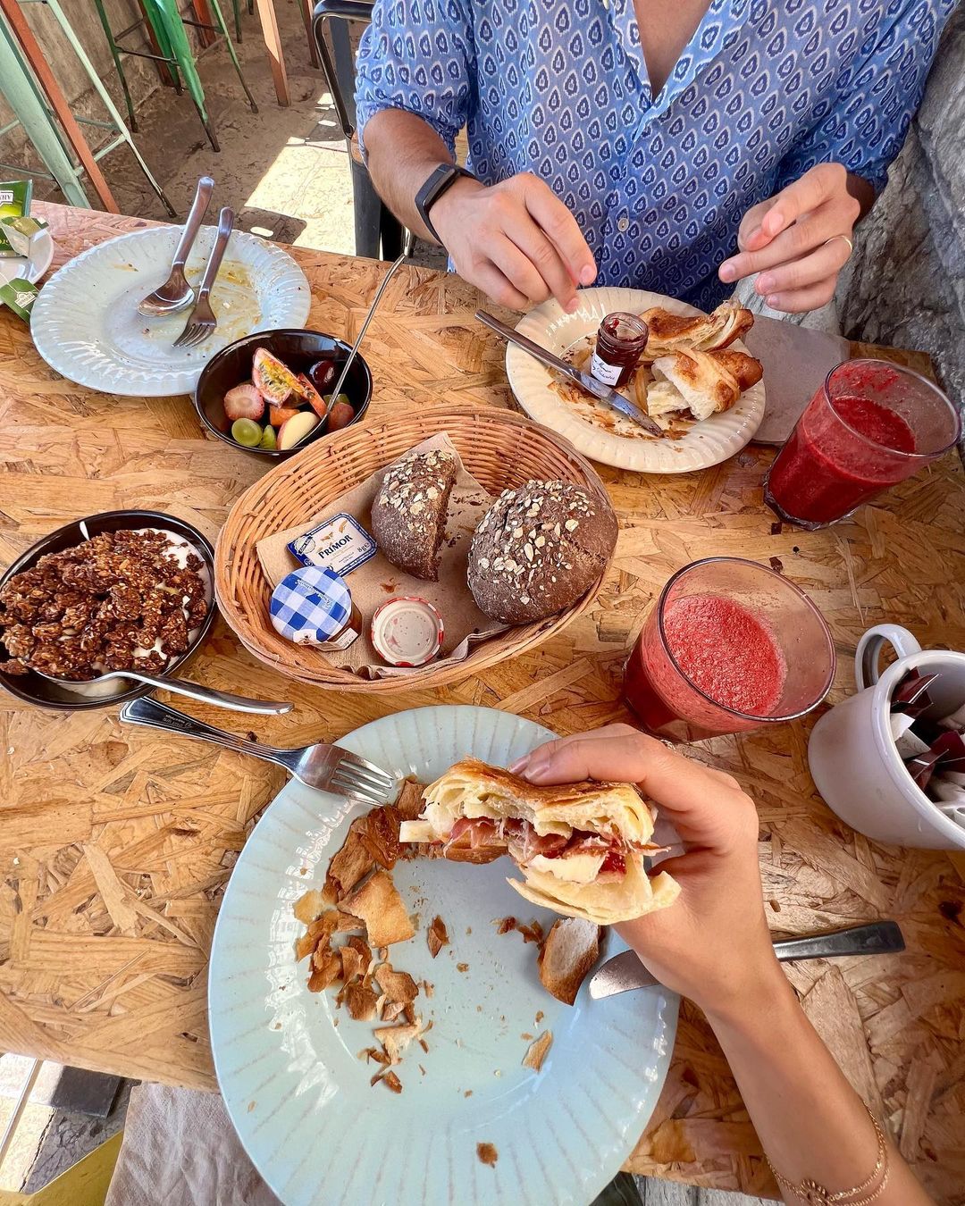 Sara Salgado e o marido desfrutam de um brunch

