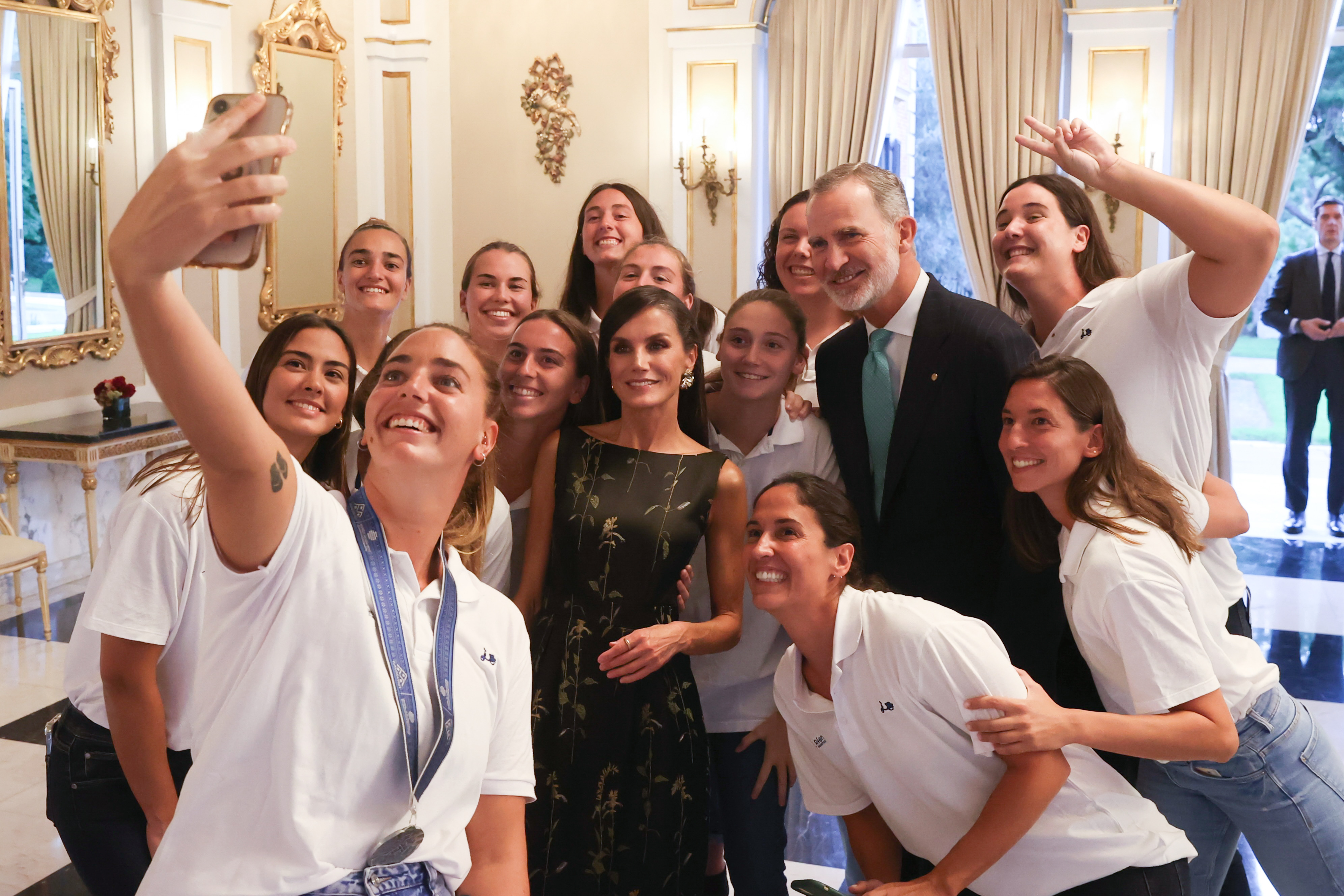 Letizia surpreende com uma discreta trança