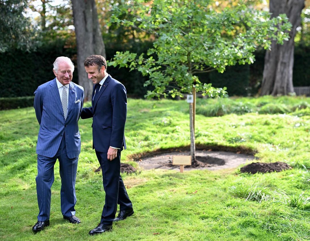 Carlos III recorda Isabel II na visita a França e revela detalhe curioso