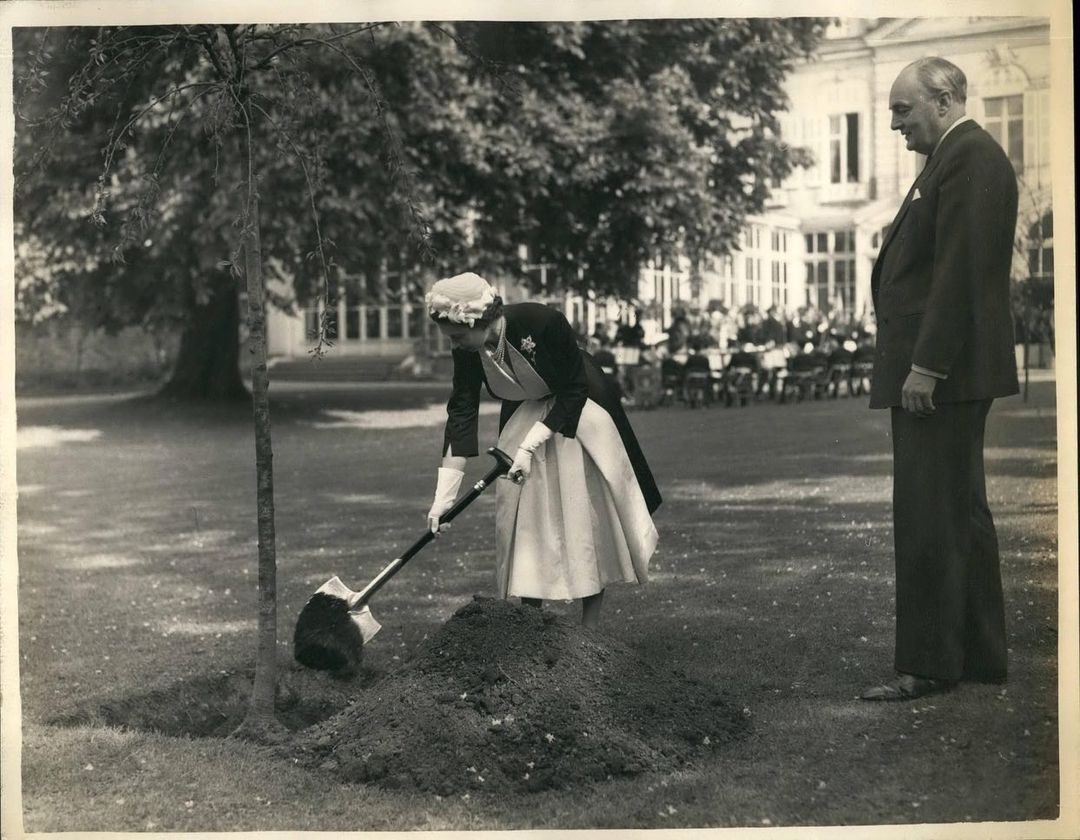Carlos III recorda Isabel II na visita a França e revela detalhe curioso