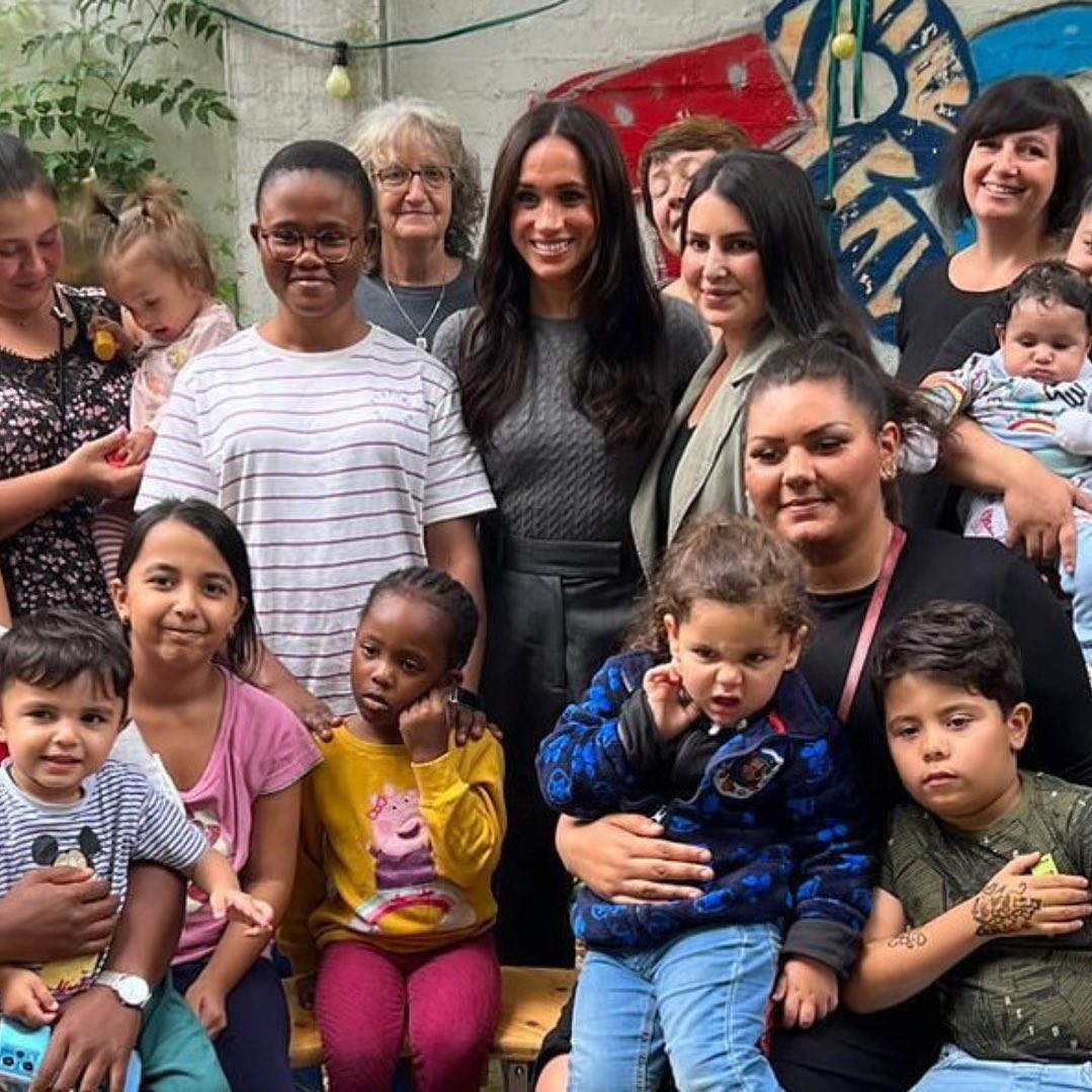 Meghan destaca-se com visual clássico e monocromático