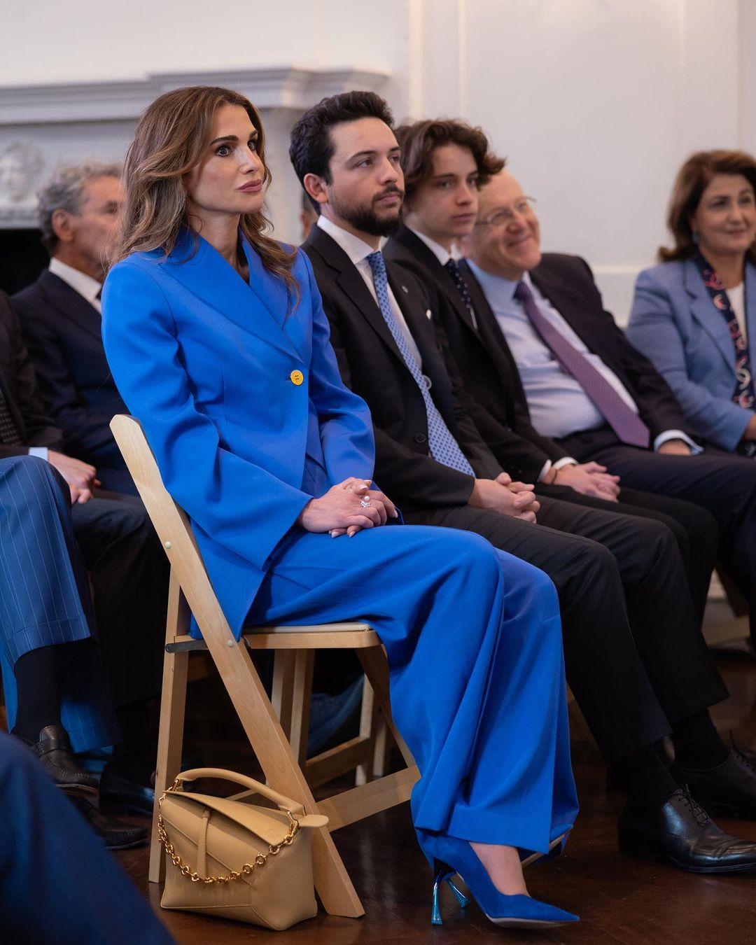 Rania volta a apostar num fato de cor forte, mas agora em azul