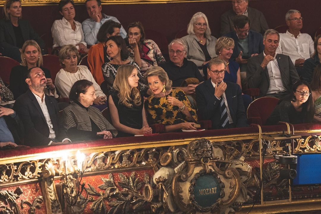 Ao lado da mãe, princesa Eléonore brilha numa noite de ópera