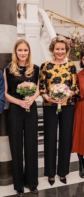 Ao lado da mãe, princesa Eléonore brilha numa noite de ópera
