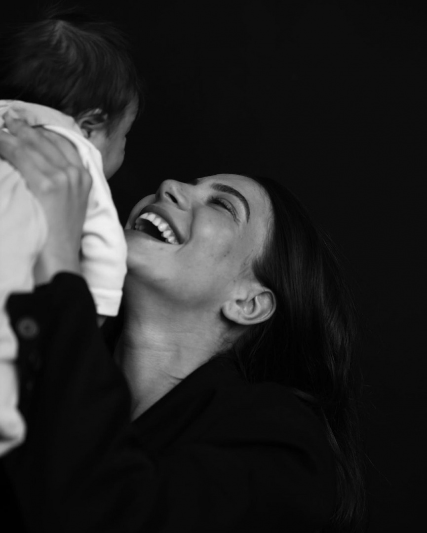 Em entrevista intimista, Carolina Carvalho revela que sempre pensou que não podia ter filhos e que Lucas foi um "milagre"!