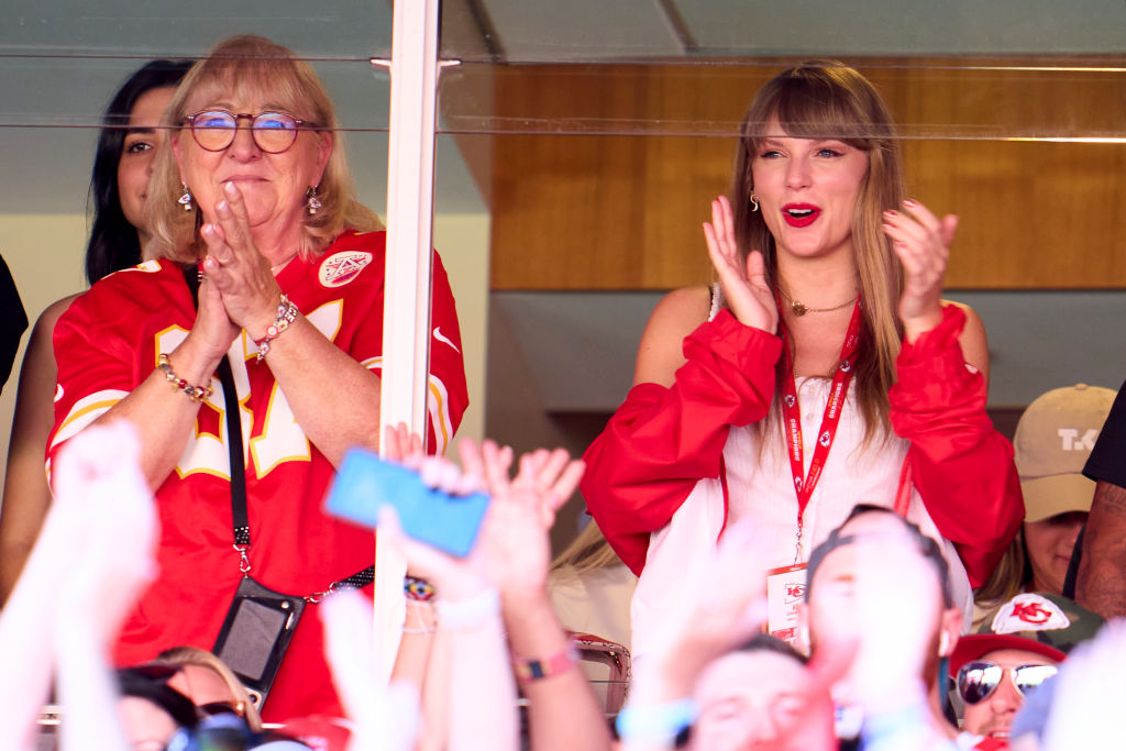 Taylor Swift assiste ao jogo de Travis Kelce, apontado como o seu novo amor