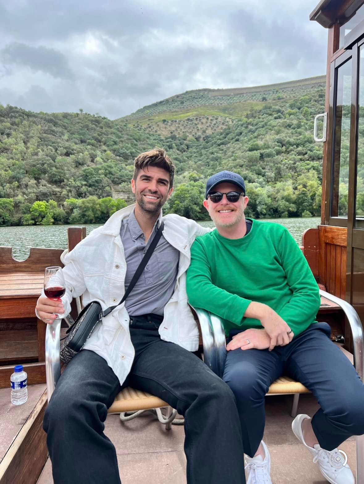 Jesse Tyler Ferguson de férias em Portugal com o marido
