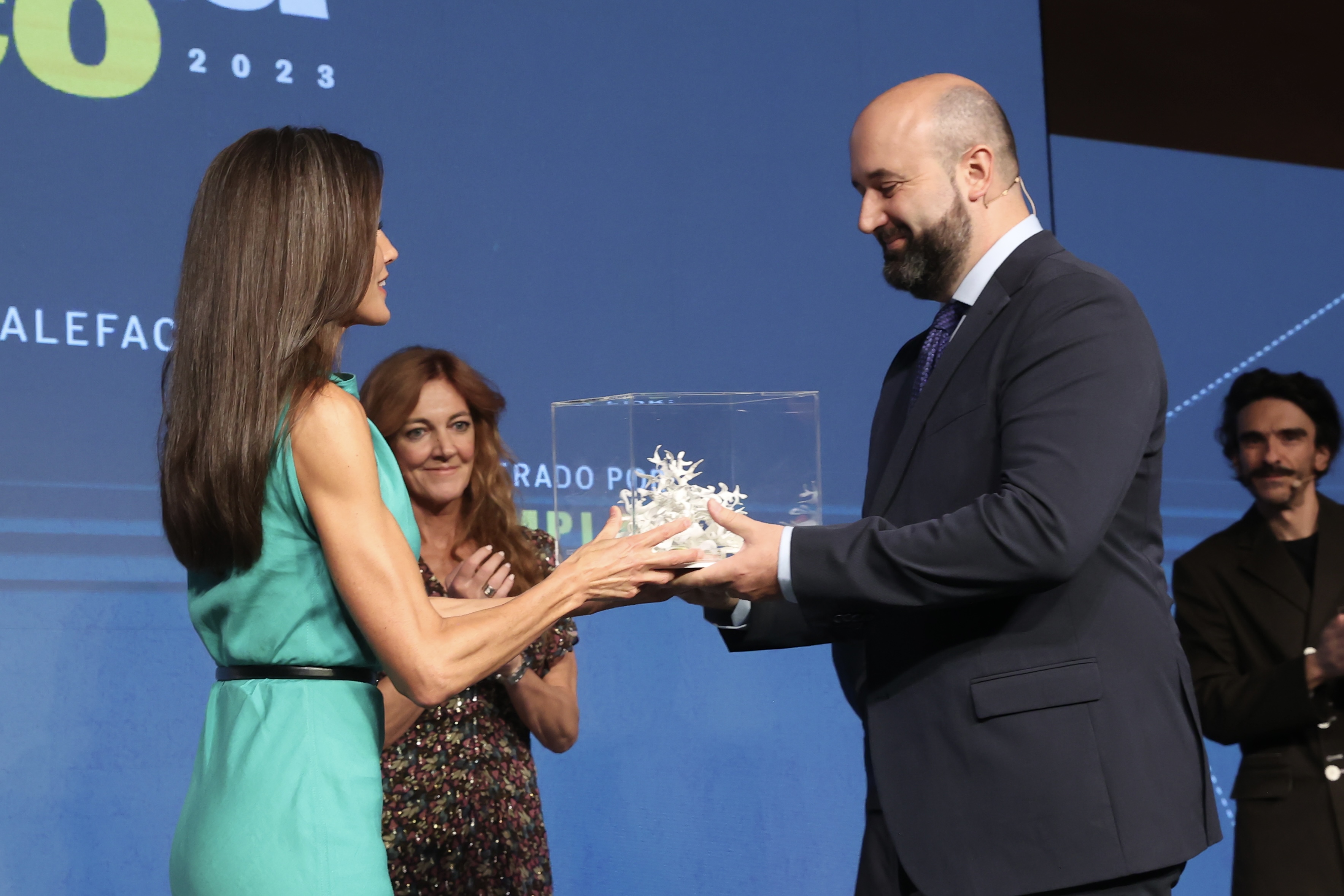 Letizia surpreende em vestido turquesa de 39 euros