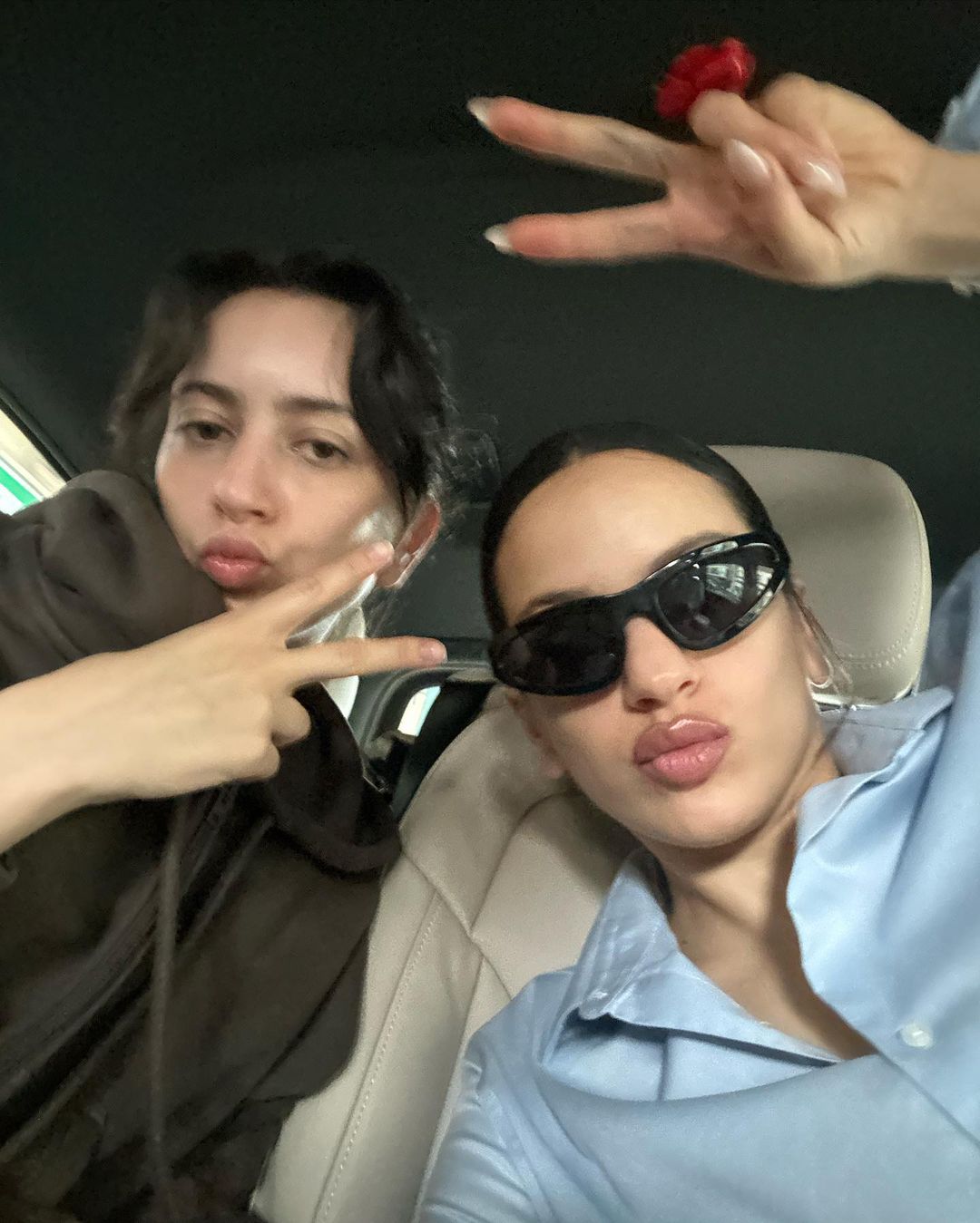  Rosalía celebra aniversário em Paris com Kylie Jenner