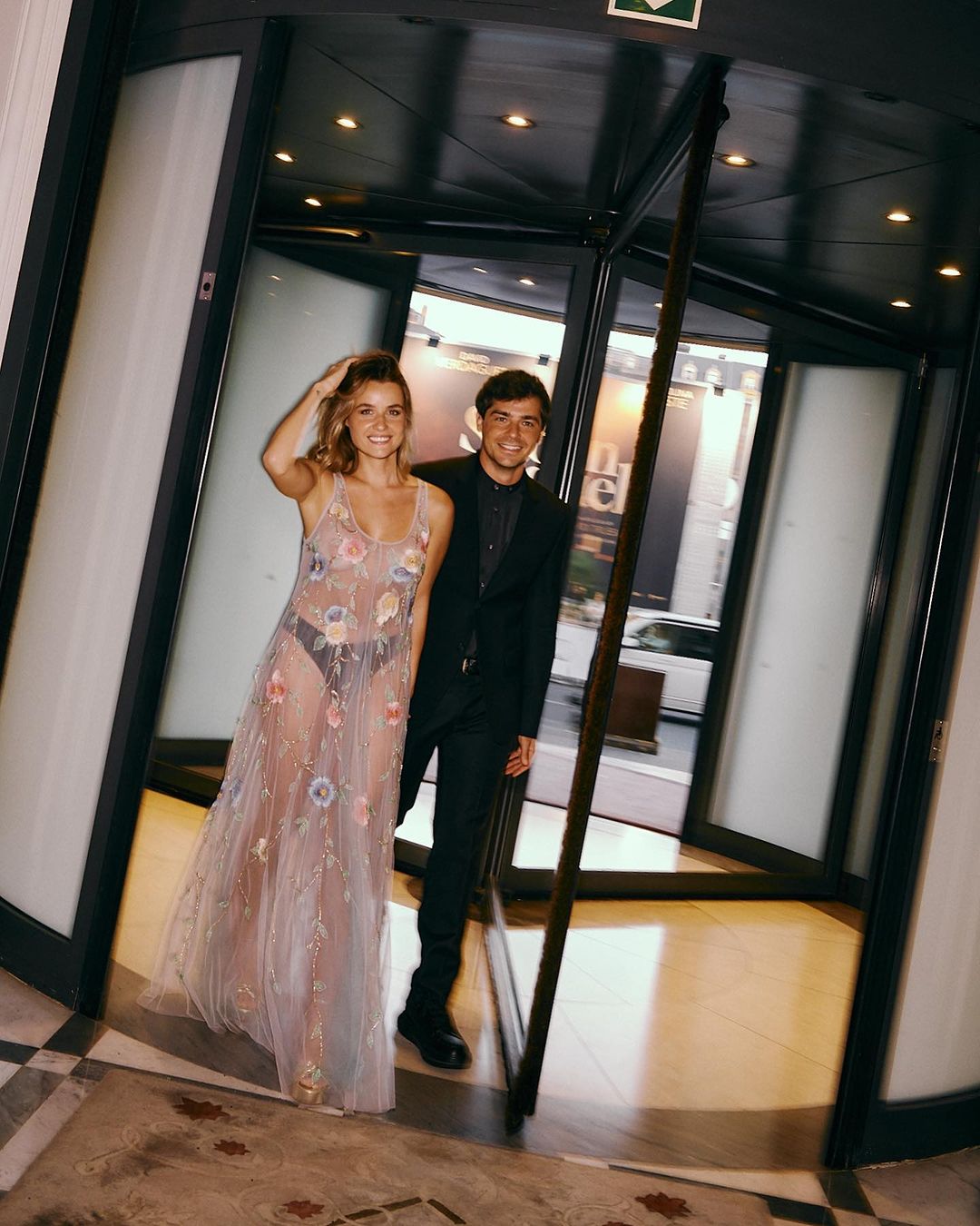 Kelly Bailey e Lourenço Ortigão deslumbram na passadeira vermelha (mas não é dos Globos de Ouro)