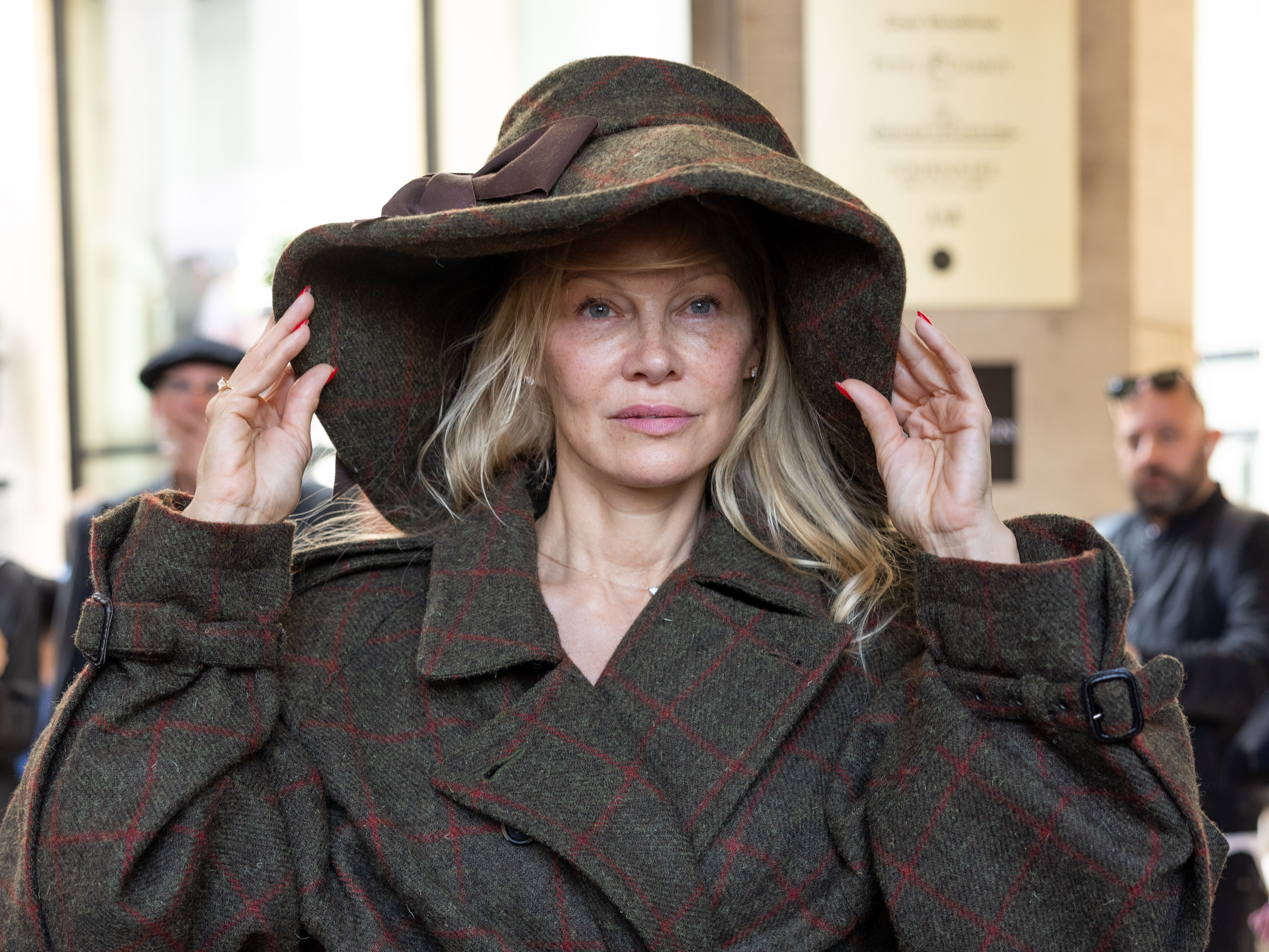 Pamela Anderson surge sem maquilhagem na Semana da Moda de Paris