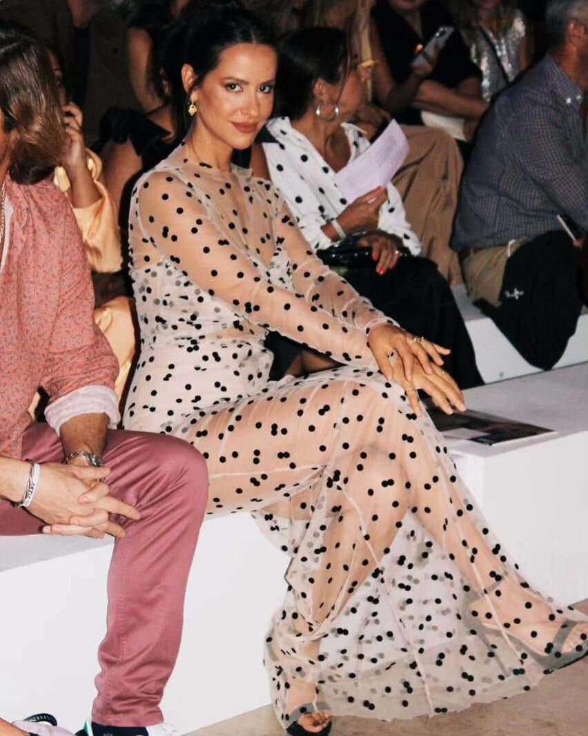 O visual transparente e com "polka dot" de Mariana Monteiro