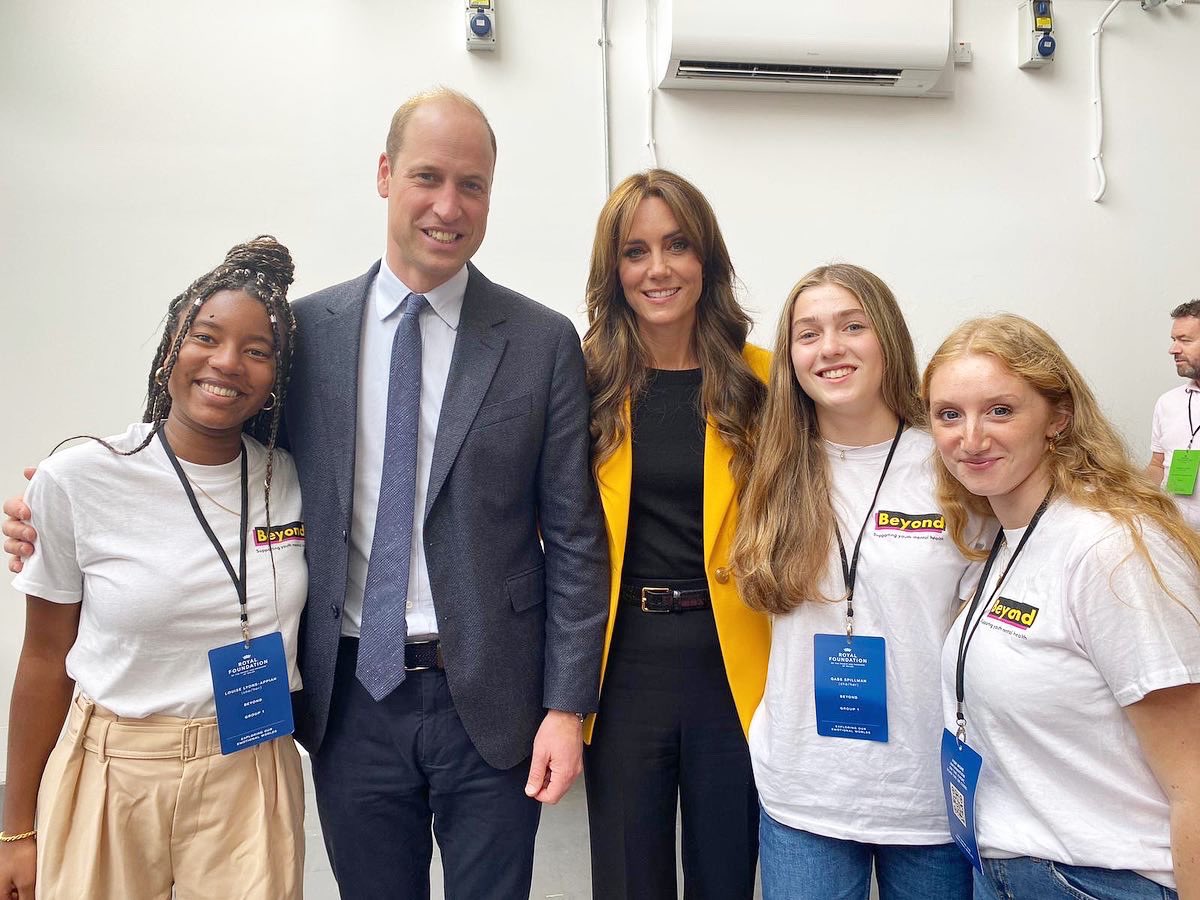 Kate volta a optar pelo seu blazer amarelo