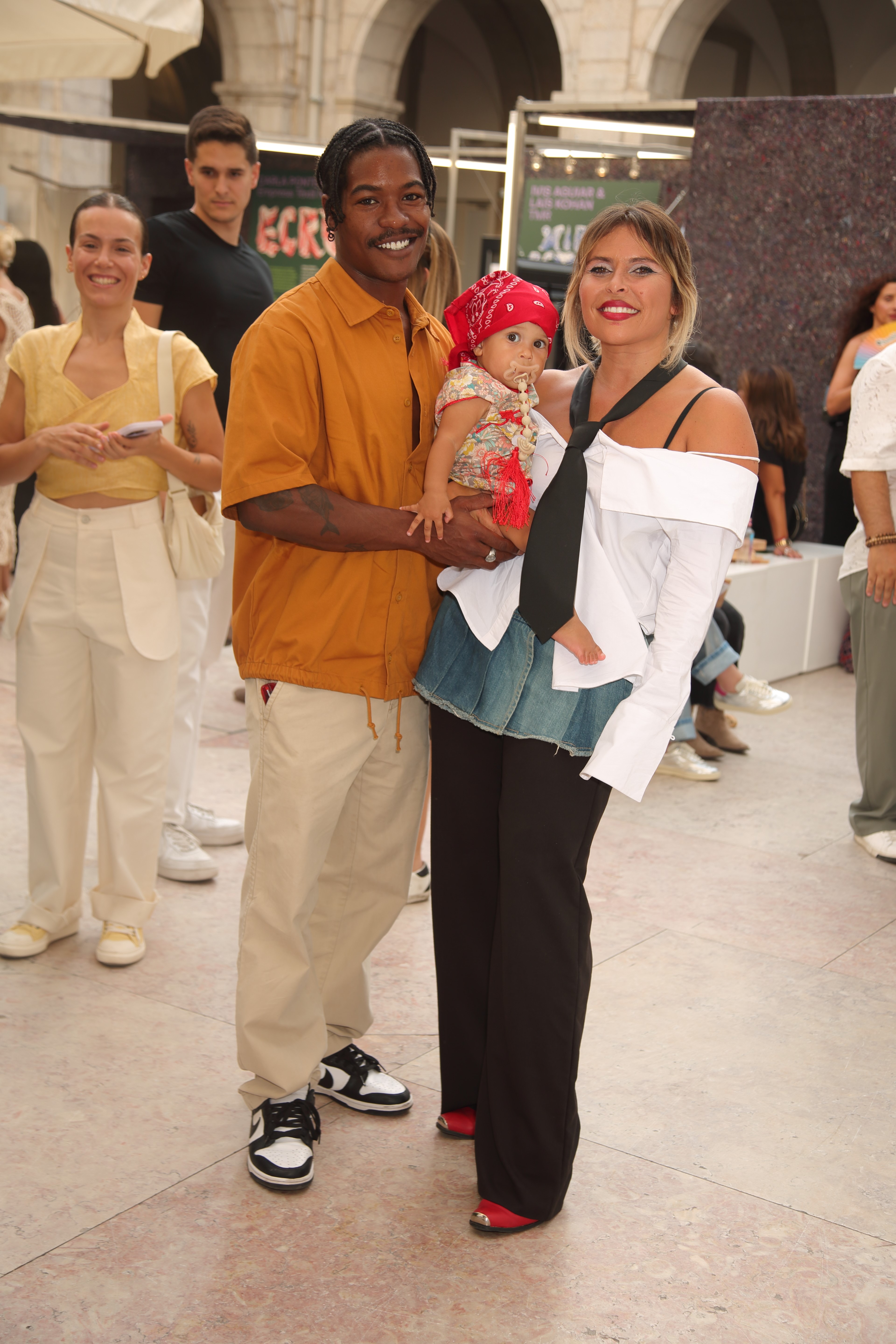Maria Sampaio e Gonçalo Cabral com a filha em desfile de moda