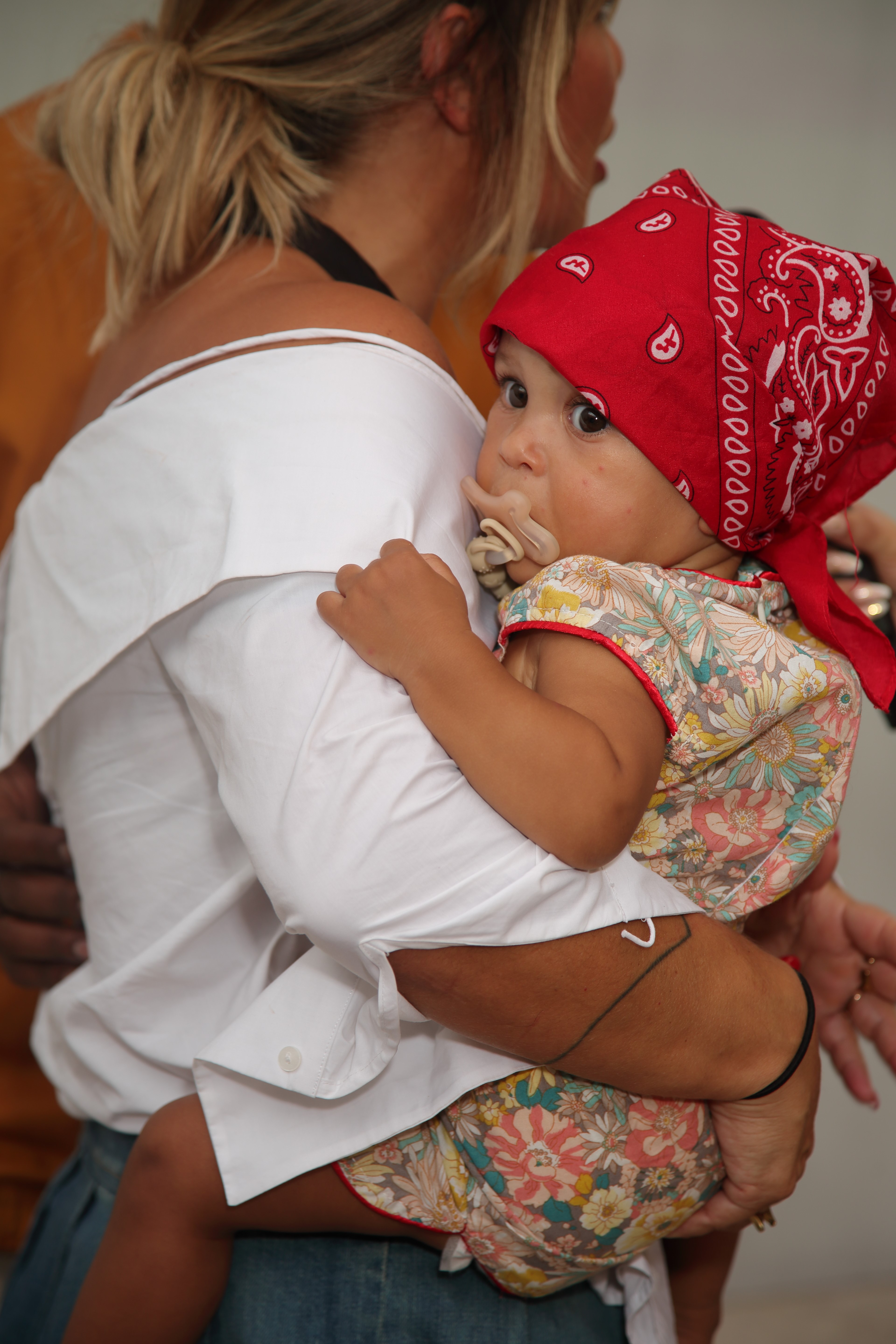 Maria Sampaio e Gonçalo Cabral com a filha em desfile de moda