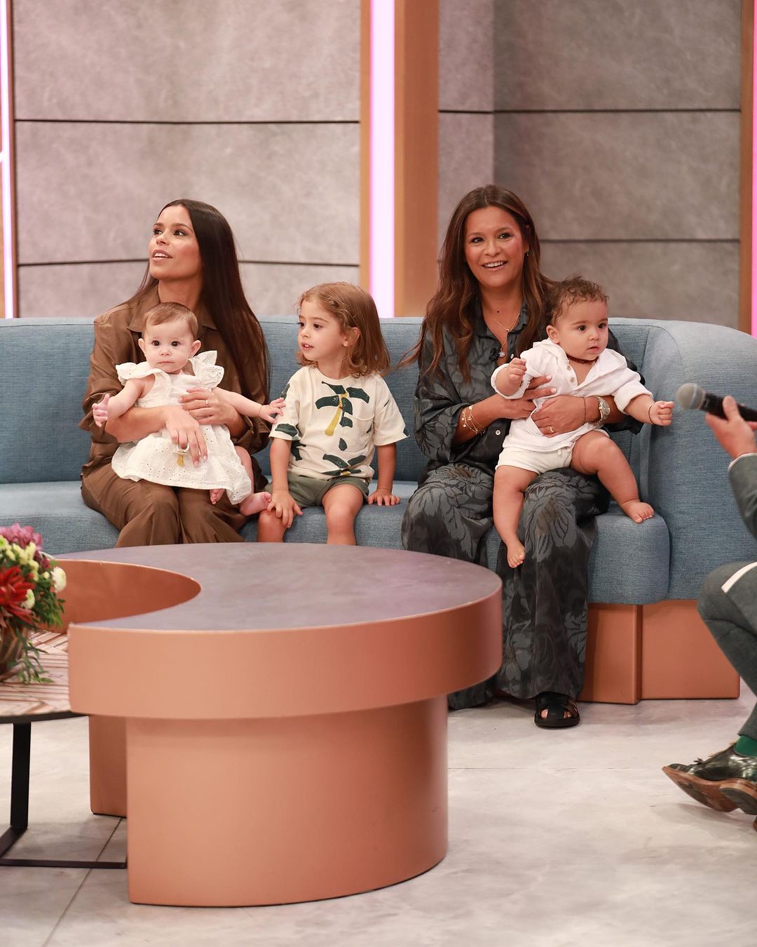 Carla Baía fala da experiência de ter um filho e uma neta com um mês de diferença