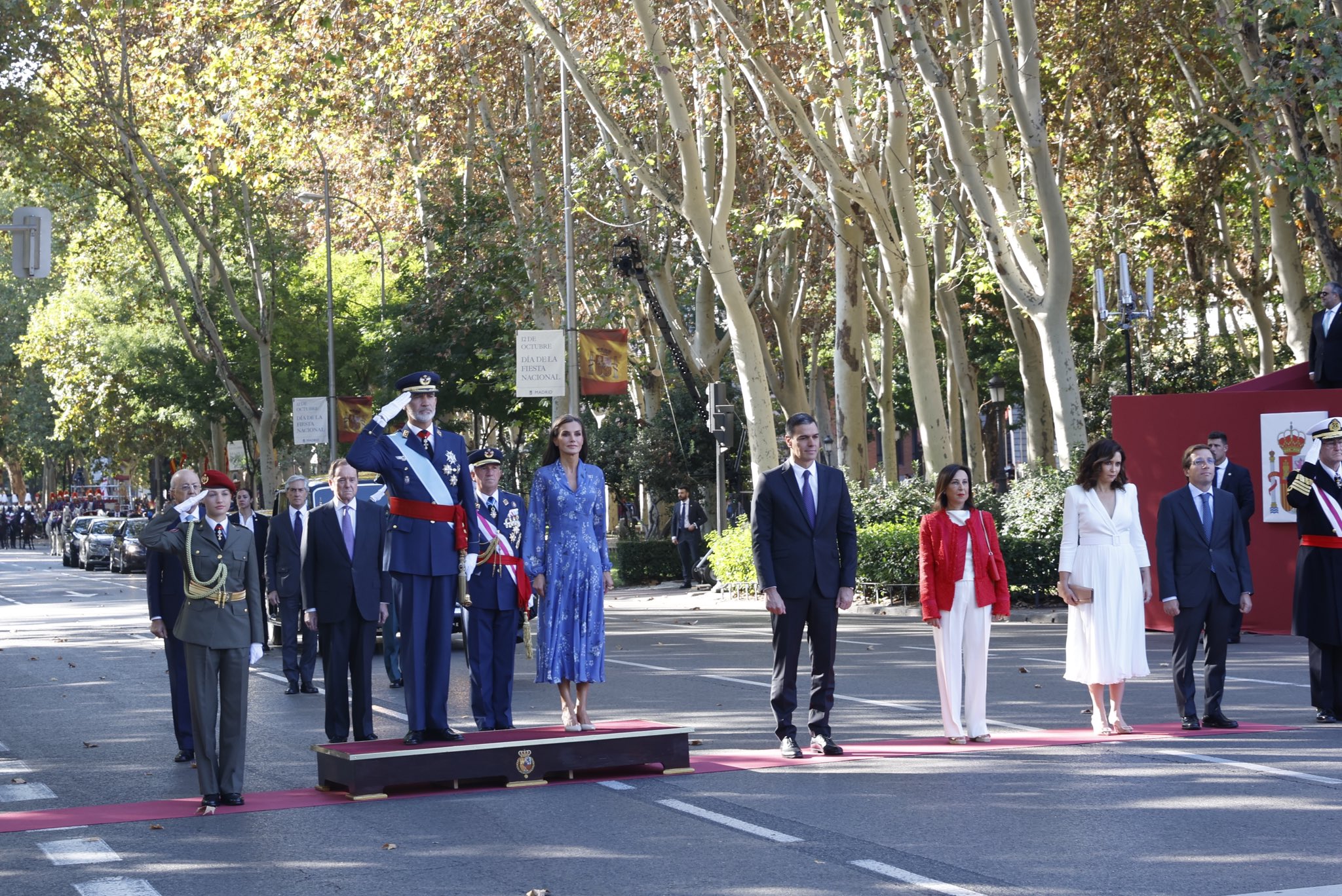 Ao lados dos pais, Letizia e Felipe VI, a princesa Leonor preside ao desfile militar no Dia Nacional de Espanha