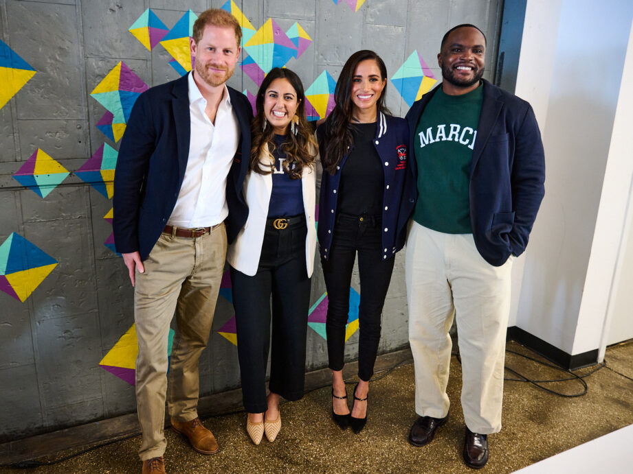 De visita a uma escola em Brooklyn, Meghan exibe "look" descontraído e simbólico