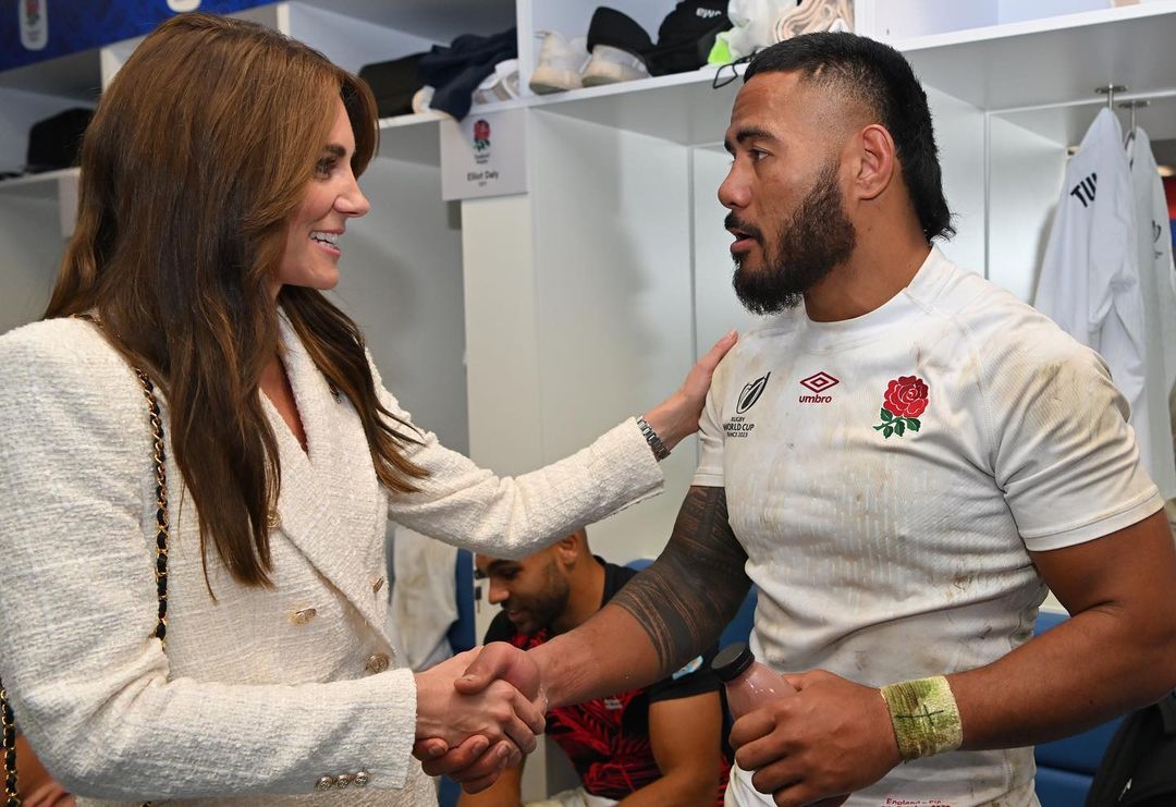 Com um elegante blazer de 35 euros, Kate assiste a jogo de "rugby" em Marselha