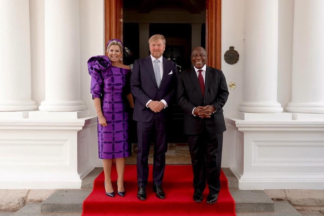 Máxima dá nas vistas num divertido vestido roxo