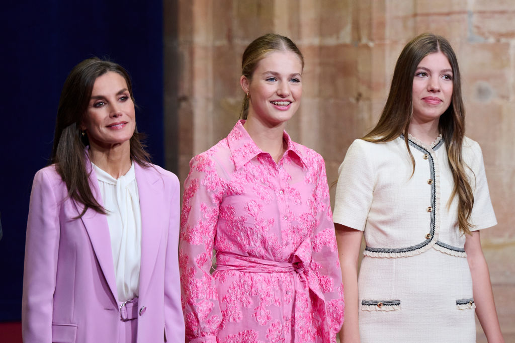 Letizia vestida para não ofuscar as filhas