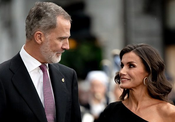 Letizia estreia vestido assimétrico na cerimónia do Prémio Princesa das Astúrias 
