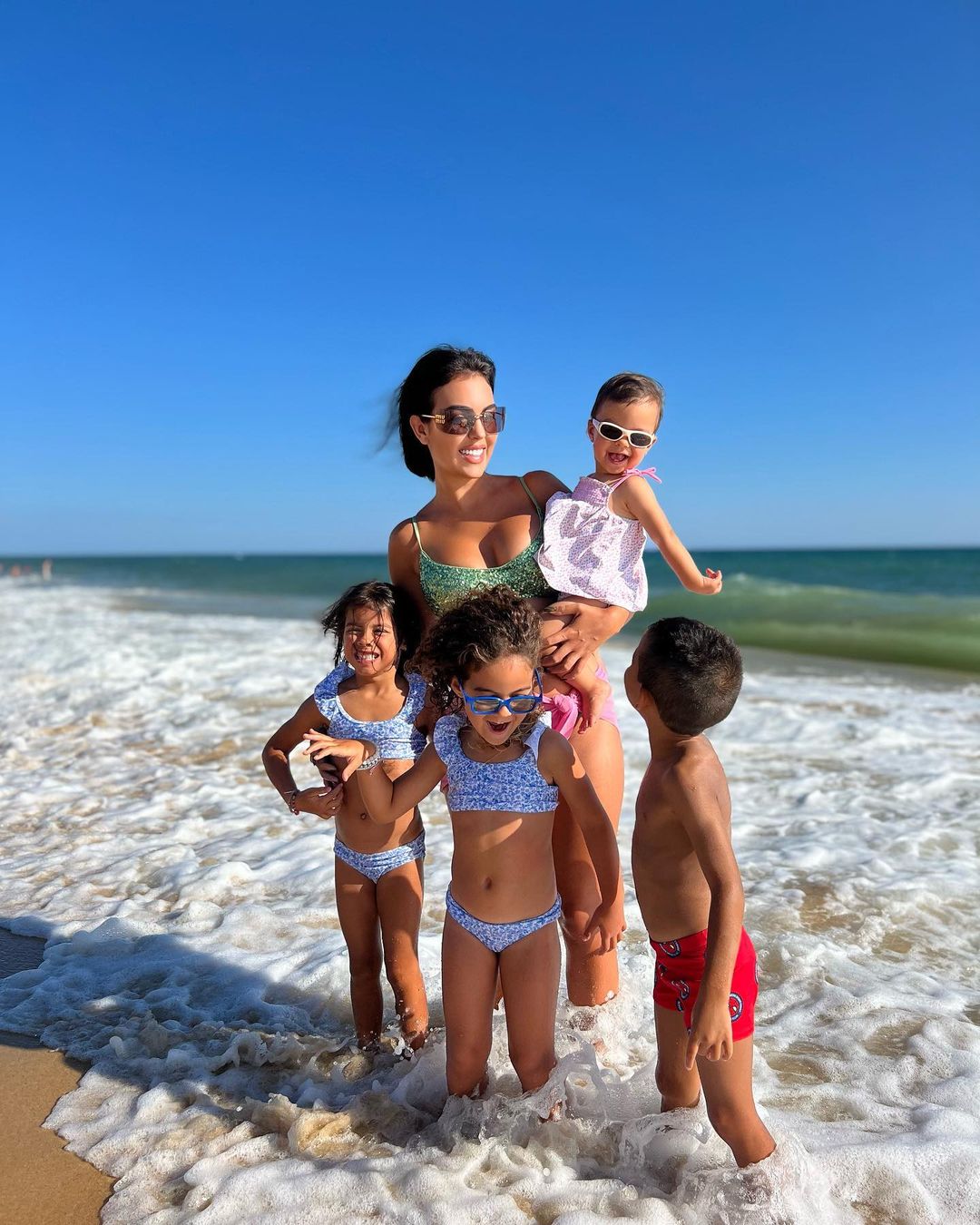 A grande diversão de Georgina e os filhos na Arábia Saudita