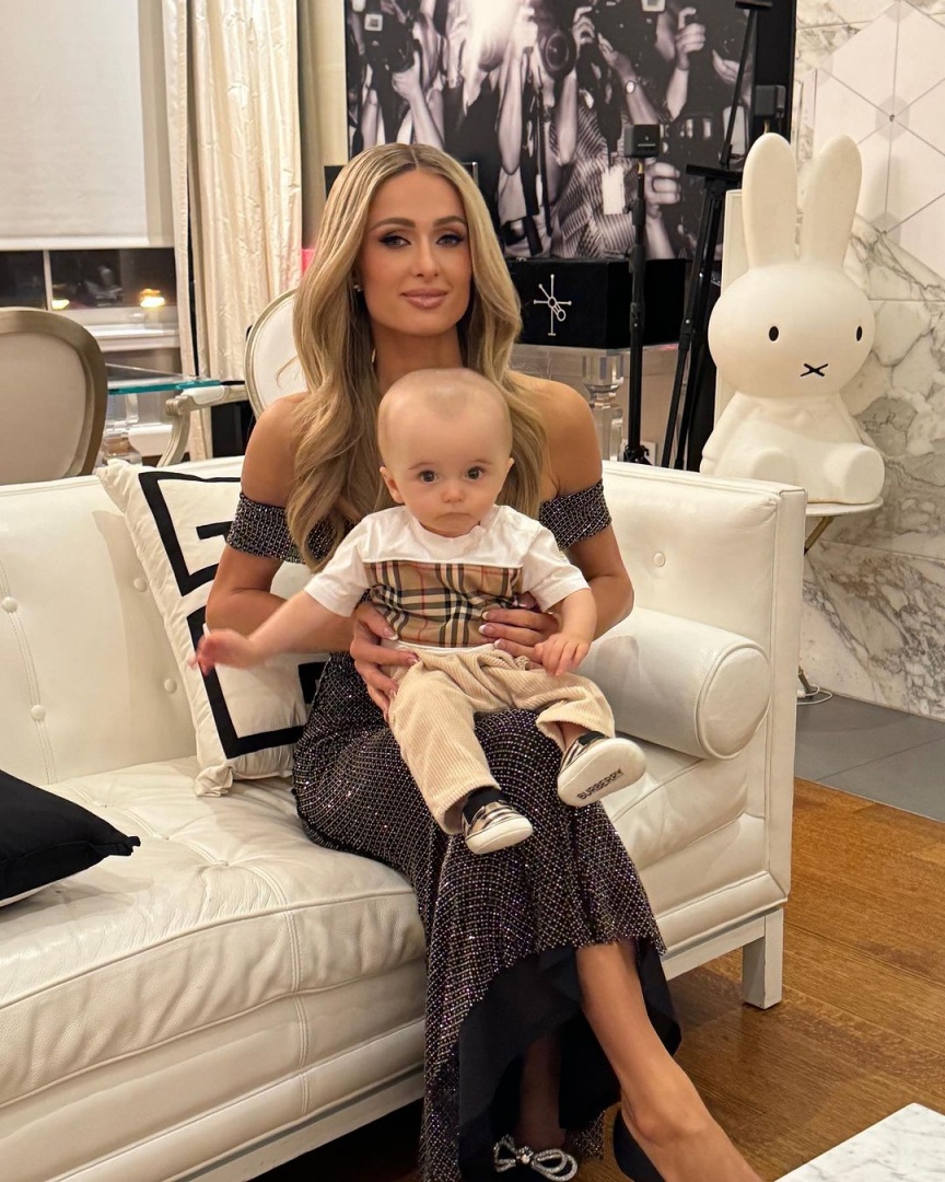 Paris Hilton reage a comentários sobre a aparência do filho