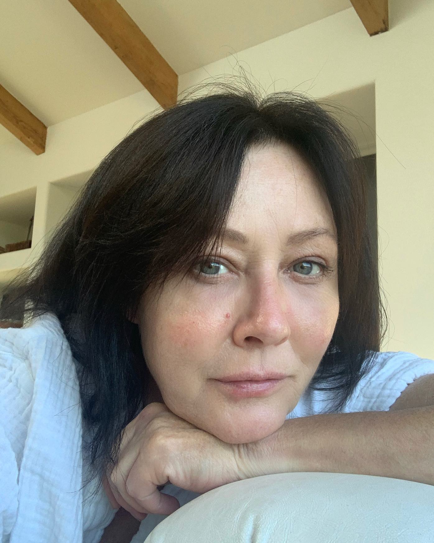 Shannen Doherty procura escapar à agressividade dos tratamentos do cancro