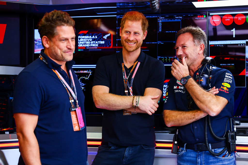 Sem Meghan, Harry diverte-se na F1