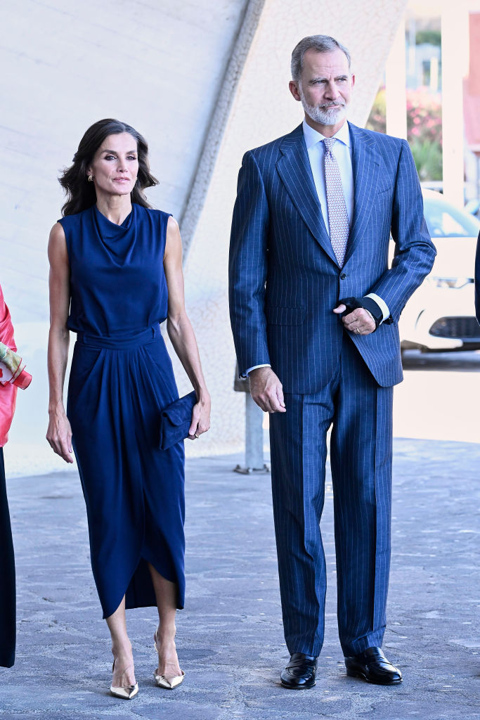 Em Tenerife, Letizia repete elegante conjunto azul